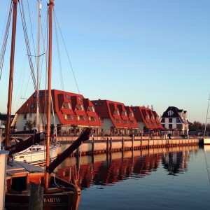 Segel gesetzt auf der Ostsee beim Segeln entlang der Küste von Polen - Fischerhafen
